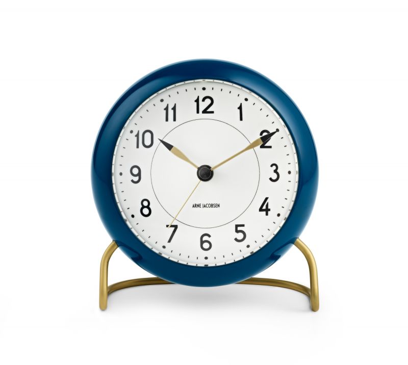 Arne Jacobsen Station Tischuhr in Petrol-Weiss mit goldenem Fuß, eine stilvolle Design-Tischuhr.